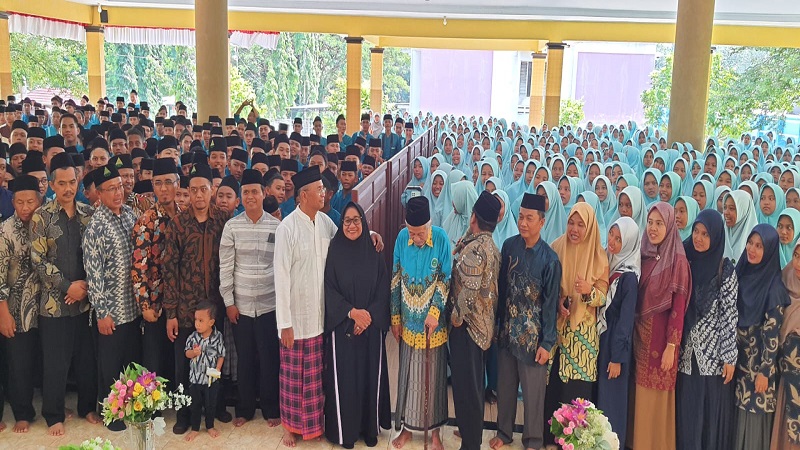 Bersama Warga Satgas Tmmd Angkat Batu Belah Siring Embung