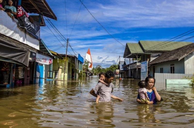 Banjir yang melanda ibukota mengakibatkan aktivitas perekonomian lumpuh total. sebagian masyarakat s