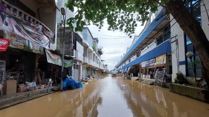 Banjir yang melanda ibukota mengakibatkan aktivitas perekonomian lumpuh total. sebagian masyarakat s
