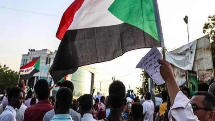 Rakyat Sudan tetap menggelar protes di jalan guna menuntut Dewan Peralihan Militer (MTC) menyerahkan kekuasaan kepada pemerintah sipil. (Anadolu Agency)