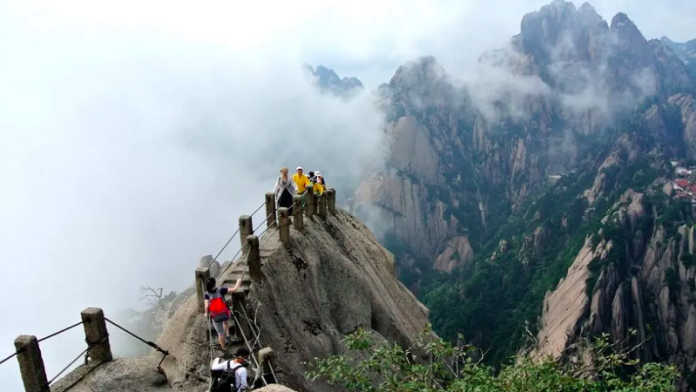 Dari lima gunung utama di Tiongkok yang paling menakjubkan adalah Huangshan