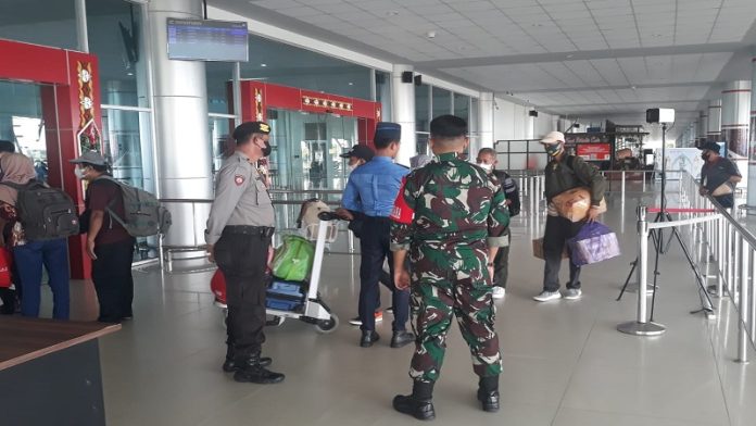Pihak kepolisian saat melakukan pengamanan di Bandara Tjilik Riwut, Selasa (25/4).(FOTO : POLRESTA PKY)