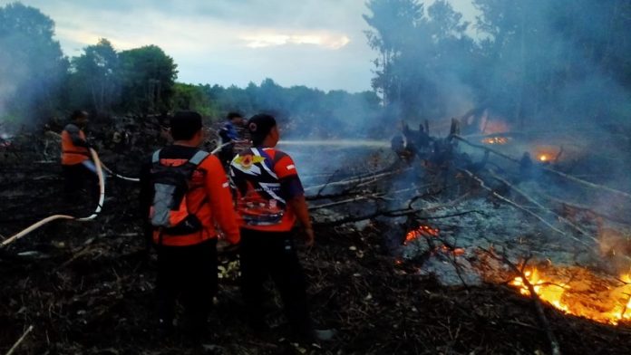 Petugas berupaya memadamkan api di Jalan Ketimpun Permai, Kelurahan Petuk Ketimpun, Kecamatan Jekan Raya Kota Palangka Raya, Jumat malam (26/5/2023) (FOTO: BPBD Kota Palangka Raya)