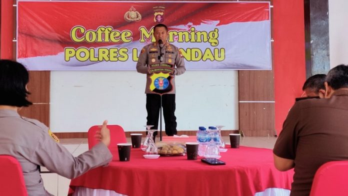 Untuk menigkatkan sinergitas, Kapolres Lamandau AKBP Bronto Budiyono menggelar coffe morning dengan Forkopimda dan insan pers di halaman Joglo Mapolres Lamandau, Senin pagi (29/05/2023). (FOTO : BIB/FREE)