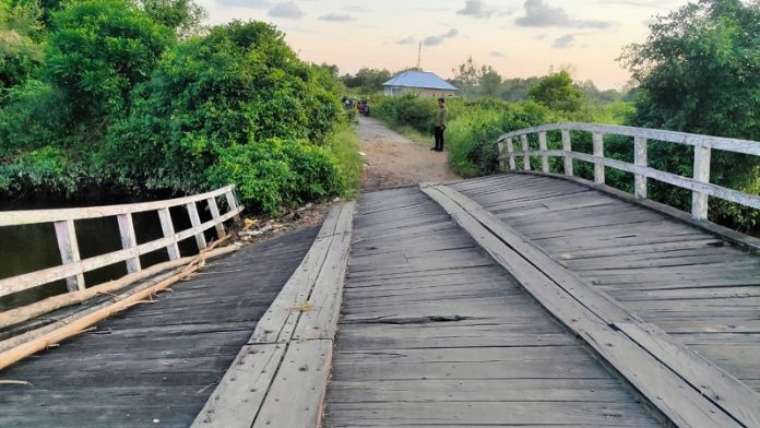 Dewan Perwakilan Rakyat Daerah (DPRD) Kabupaten Seruyan, meminta Pemerintah Kabupaten (Pemkab) Seruyan segera melakukan pembenahan atau perbaikan terhadap jembatan Sungai Keramat di Kuala Pembuang.