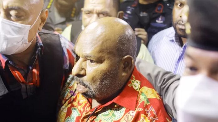 Gubernur Papua Lukas Enembe dikawal ketat saat tiba di RSPAD Gatot Subroto, Jakarta, . Lukas Enembe menjalani pemeriksaan kesehatan sebelum akhirnya dibawa ke Gedung KP K