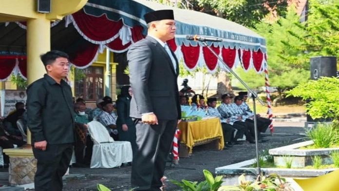 Bupati Lamandau Saat memimpin upacara Hardiknas di halaman Dinas Pendidikan Kabupaten Lamandau.(FOTO:Bib)