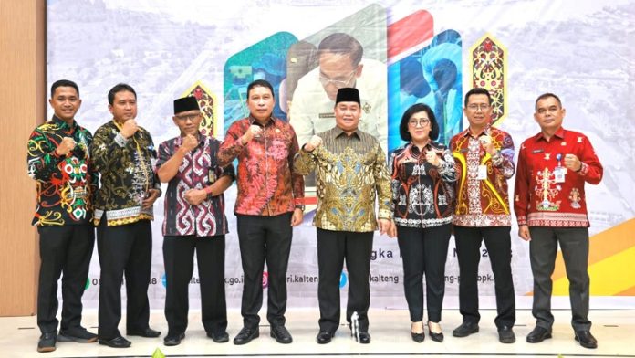 Ketua DPRD Kabupaten Kotim Dra.Rinie bersama Bupati Kotim H.Halikinnor dan Sekda Fajrurrahman usai menerima WTP, Jumat (19/5). (DPRD UNTUK KALTENG POS)