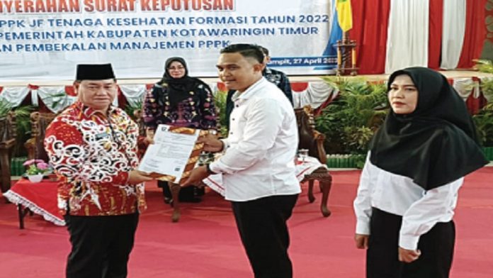 Bupati Kotim Halikinnor menyerahkan surat keputusan pengangkatan PPPK tenaga kesehatan, belum lama ini.(FOTO : RUSLI/KP)