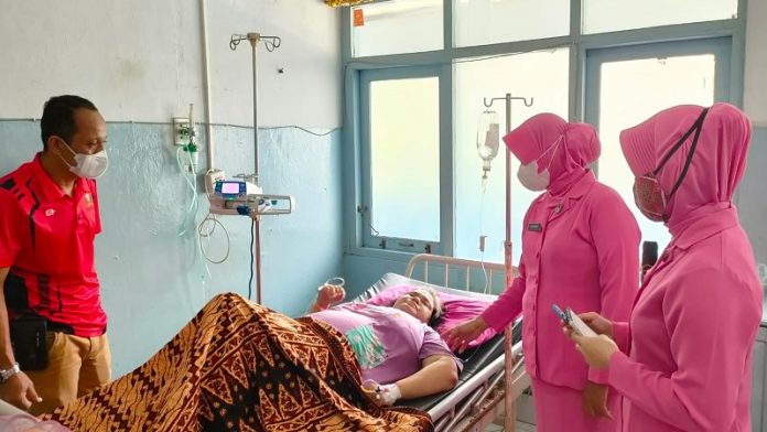 Pengurus Bhayangkari Cabang Kapuas, menjenguk anggotanya yang sedang menjalani pengobatan di Rumah Sakit Umum Daerah (RSUD) dr. H. Soemarno Sosroatmodjo, Kabupaten Kapuas, baru-baru ini.(FOTO:IST)