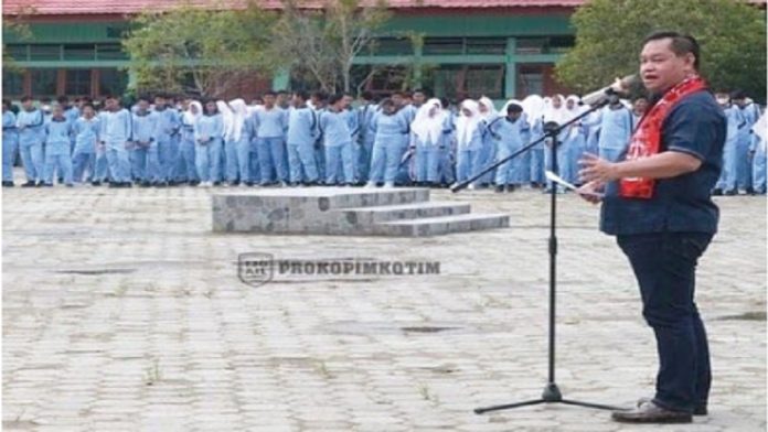 Bupati Kotim Halikinnor saat mengunjungi SMA Negeri 3 Sampit, belum lama ini.(FOTO : RUSLI)