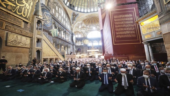 Terakhir masa kampanye, Sabtu kemarin, incumbent Tayeb Erdogan sembahyang di masjid Hagia Sophia, bersama puluhan ribu pendukungnya