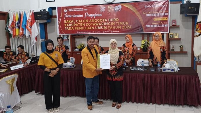 Ketua DPC Hanura Kabupaten Kotim Hary Rahmad Panca Setia, menyarahkan berkas bacalegnya ke KPU Kotim, Jumat (12/5). (FOTO : BAHRI/KALTENGPOS)
