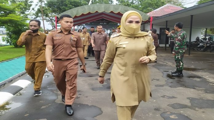 Wakil Bupati Seruyan, Hj. Iswanti, menghadiri kegiatan di Kejari Seruyan belum lama ini. (FOTO : EDY/PROKALTENG.CO)