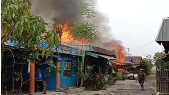 Kobaran api menghanguskan puing-puing perumahan warga di Perumnas Pulau Telo Jalan Nuri Kelurahan Selat Barat Kecamatan Selat Kabupaten Kapuas, Senin (8/5/2023) Pukul 08.25 WIB. (FOTO : SCREENSHOT)