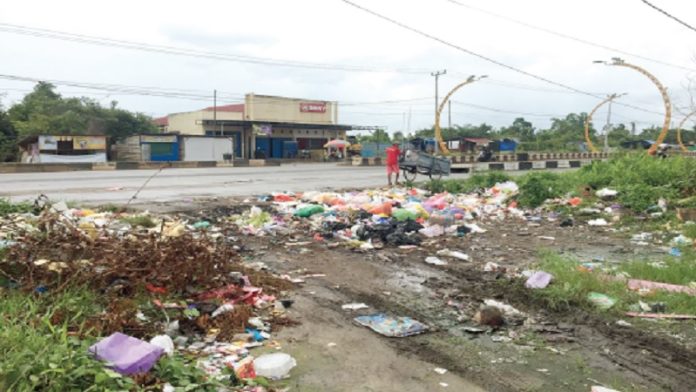 Tumpukan sampah berserakan yang dibuang warga di kawasan Terowongan Nur Mentaya, belum lama ini. (FOTO : RUSLI/KP)