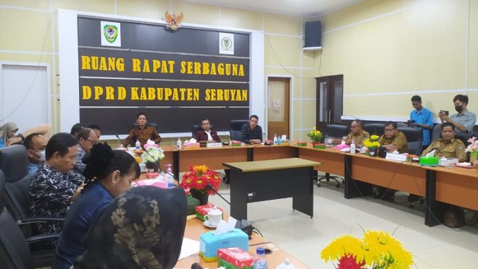 Ketua DPRD Kabupaten Seruyan, Zuli Eko Prasetyo (tengah), memimpin rapat di Ruang Rapat Serbaguna DPRD Seruyan, Senin (8/5). (FOTO : EDY/PROKALTENG.CO)