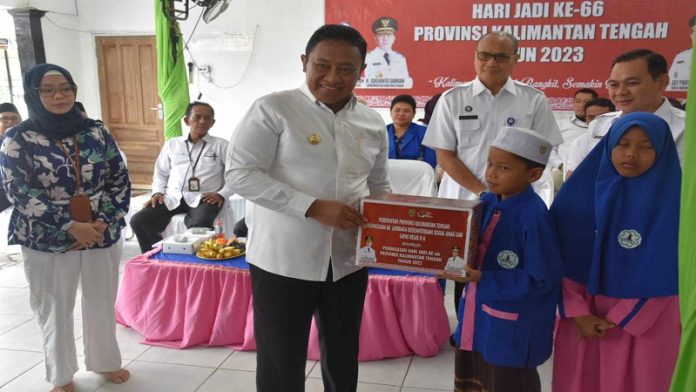 Anjangsana Wagub Kalteng, Edy Pratowo, memberikan bantuan ke perwakilan anak-anak panti sosial Berkah Palangka Raya, Rabu (10/5). (FOTO : BIRO ADPIM KALTENG)