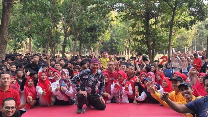 Usai senam Disway di Al-Zaytun, Dahlan Iskan berbincang dengan President Santri Al Zaytun yang tahun ini santriwati