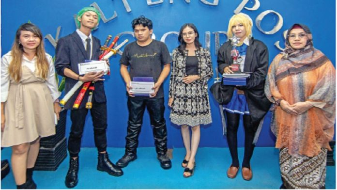 Cosplayer MLBB dan Genshin Impact Juara Kompetisi Catwalk, bersama dewan juri di lobi Gedung Kalteng Pos. (FOTO : ARIEF PRATHAMA/KP)