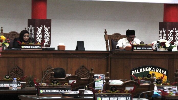 Wakil Ketua II DPRD Kota Palangkaraya Basirun B Sahepar. Bersama Wakil Wali Kota Palangkaraya, Hj Umi Mastikah. Saat rapat paripurna ke 10 di ruangan rapat paripurna DPRD setempat, Senin (14/8).(FOTO : HAFIDZ/PROKALTENG.CO)