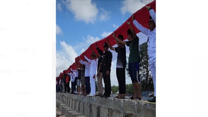 Nelayan Bentangkan Bendera Merah Putih di Ujung Pandaran