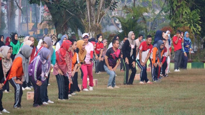 Kepala Dispora Kotim Wim RK Benung saat melepas peserta Borneo Motor Fest, 2023 di Stadion Mini 29 November, Sabtu (9/9). (FOTO : RUSLI/KP)