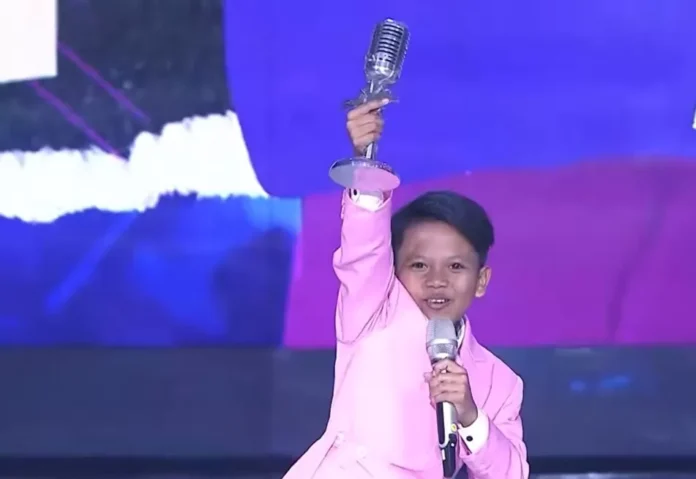 Farel Prayoga meraih penghargaan kategori Penyanyi dengan Bahasa Daerah Paling Ngetop. (YouTube)